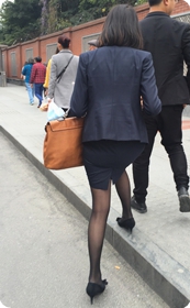 清晨路口等红绿灯的蓝色套装制服黑丝黑高OL