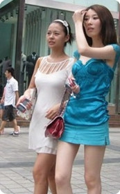 街拍两个超短裙迷人sz