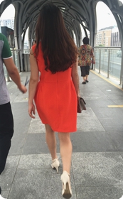 站台上的红裙女郎，白色系带高跟蛮漂亮