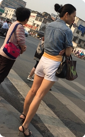上班路上的高挑女郎：休闲短裤，简洁凉鞋，掩饰不住一双美腿