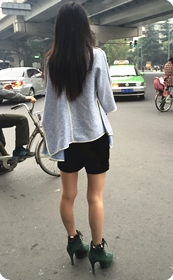 冬日早晨穿着短裤肉丝站在路边等出租车的高跟美眉