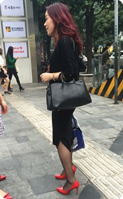 街边与友人闲聊的身材不错的红发黑裙少妇：迷人黑丝，亮眼红高