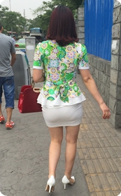 少妇穿白色短裙，白色高跟，漏出嫩嫩的白腿！那短裙哦，又短又紧！