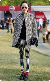 街拍紧身裤美眉超会搭配衣服