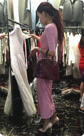 逛街购物身材高挑长相漂亮的粉色长裙女郎，裸色高跟很漂亮
