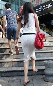 美艳诱人少妇的白色蕾丝长裙