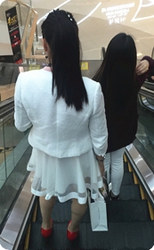 逛商场的白色短纱裙女郎，红色防水台高跟真是有点高