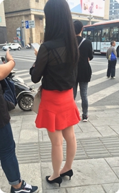 站在路口等红绿灯的红色短裙黑高女郎，黑色透视上衣也性感