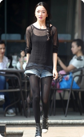街拍黑丝小热裤sz少妇