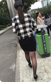 看看周围的人穿得还蛮厚，爱美的女郎却穿上了黑丝