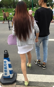 车展归来白色牛仔短裙美眉的嫩嫩白腿、嫩嫩高跟