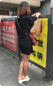 出站口等人的黑色收身裙咖啡丝美眉：身材匀称，白高典雅，各种姿势不一而足