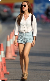 街拍阳光下的白皙美腿女王