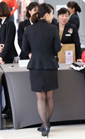 诱人的黑色制服黑丝美腿少妇