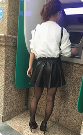 与伙伴一起逛街的PU短裙美眉，黑丝黑高蛮漂亮