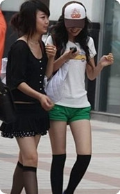 街拍东莞中茼短丝袜三美眉
