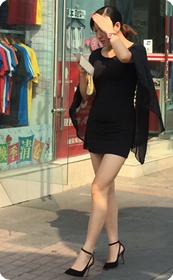 阳光明媚的午后，风姿绰约的高跟女郎走了过来