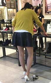 逛商场的极品sz辣妈，短裙漏出修长肉丝美腿和典雅白高