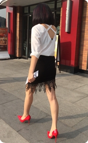 阳光午后别致短裙美眉的嫩嫩白腿让人喜爱，红高相当亮眼