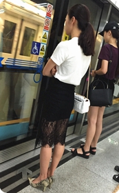 黑色短裙美眉的金色高跟相当特别，因此金色高跟有近景