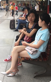 坐在闹市区长椅上休息的美眉：嫩嫩白腿，尖头系带高跟