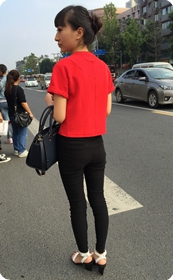 站台边等车的红色上衣紧身裤美眉，五官长得有点漂亮