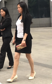 午后再遇散步的黑衣套装少妇：迷人的双腿，典雅的白高真不错
