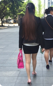 午餐归来的一步短裙肉丝粉色高跟OL，身材腿型都不错