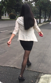 路边疾步而行的高个黑色半裙黑丝女郎，丝袜上是不是有个小洞