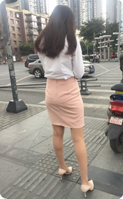 站在路口等红绿灯的浅粉色短裙OL：匀称双腿，嫩白细高