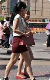 新汇大厦两个时尚美眉