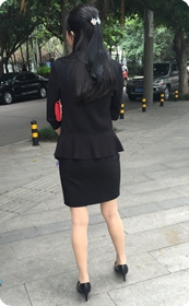 午后散步的四个女人，黑衣套装少妇的腿型肉丝高跟就是好看