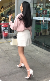 广场上玩自拍的两个美眉，这些姿势好亲昵