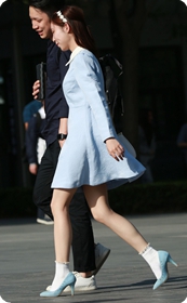 美腿蓝裙白色短袜高跟少妇