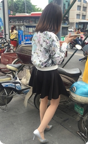 购物后正欲乘三轮车离开的黑色短裙肉丝银高美眉