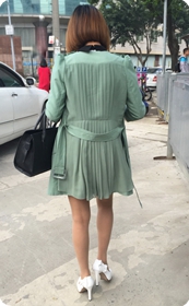 马路边干练短发橙色短裙美眉：匀称肉丝美腿，典雅细跟白高