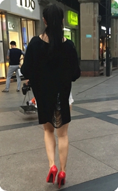 傍晚零食铺前的牛仔短裤女郎，弱光腿缝中的红高美腿