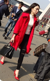 惹眼的红高跟美腿少妇