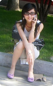 坐在街沿打电话的极品sz美少女