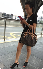 一路同行的黑色套装女郎：OL打扮，黑色高跟，嫩嫩白腿