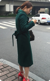 冬日马路边穿呢子大衣的漂亮妹妹，一双红高好艳丽