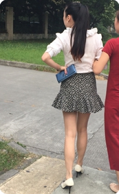 午后散步的斑点短裙高跟美眉，白白嫩嫩的一双腿