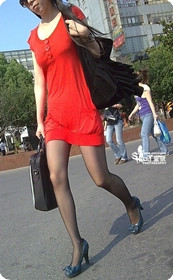 大街上的红衣黑丝sz