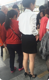 站台上的两个高跟短裙美眉，看看谁的高跟更胜一筹