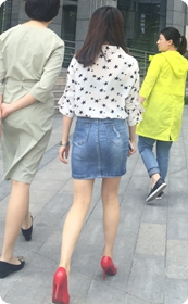 午后与同事一起散步牛仔短裙红高女郎