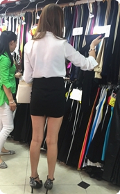 街拍黑色短裙美眉：双腿那么长，裙子那么短！妹子的短裙