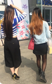 走进商场的七分阔脚裤高跟女郎，金色鞋跟好惹眼