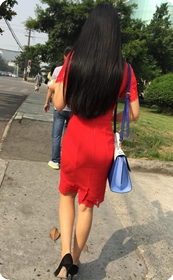 身材高挑的美眉，一袭红裙在细节处展出不一样的品味。漂亮的小腿