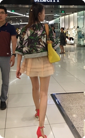 少妇穿得短裤漏出修长的美腿，一双红高挺别致