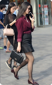 街拍短裙丝袜少妇